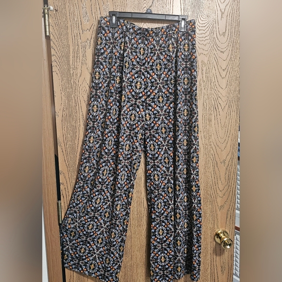 Patterned Wide-Leg Pants - Picture 1 of 5